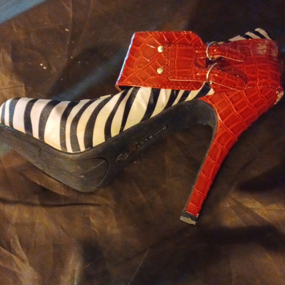 Heels - Picture 4 of 4